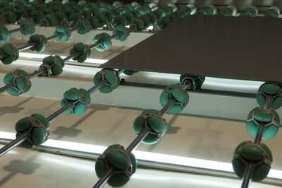 Процесс покраски стекла на заводе компании Seven Glass: